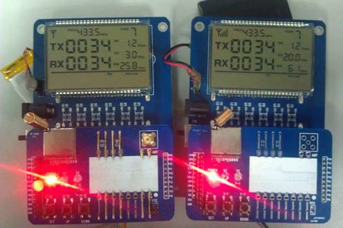 RF4432PRO(左)與 RF4463PRO 通信實(shí)物圖