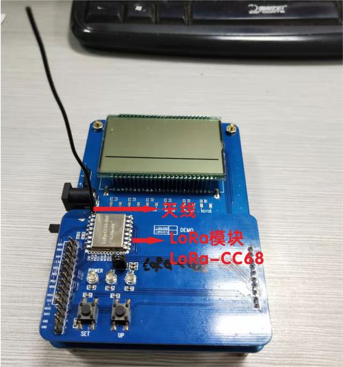 安裝天線和無(wú)線模塊LoRa-CC68的DEMO功能演示板